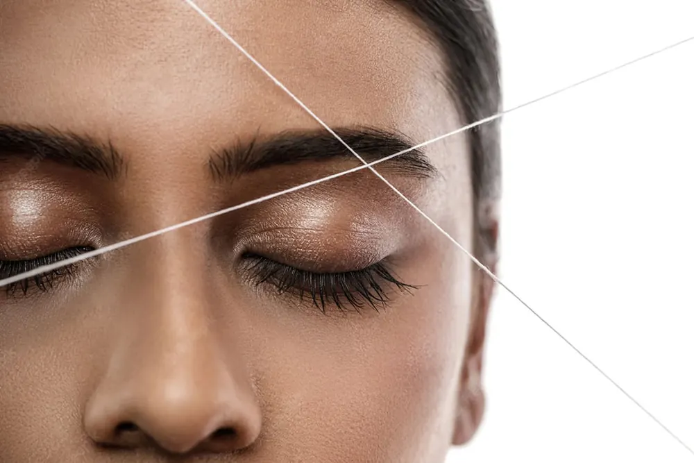 Depilación con hilo, técnica precisa para cejas