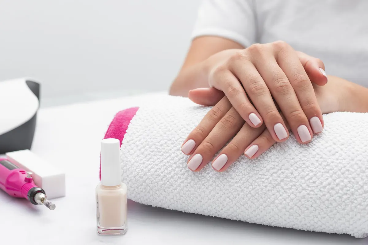 Tratamiento de manicura profesional en Deluxe Madrid Belleza